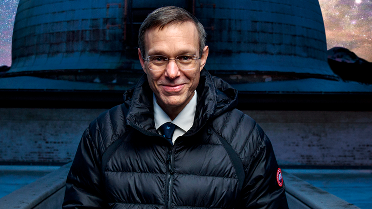 Abraham "Avi" Loeb es un físico teórico estadounidense-israelí especializado en astrofísica y cosmología. Ocupa desde el 1 de julio de 2012 la cátedra Frank B. Baird Jr. de Ciencia en la Universidad de Harvard. Abraham "Avi" Loeb es un físico teórico estadounidense-israelí especializado en astrofísica y cosmología. Ocupa desde el 1 de julio de 2012 la cátedra Frank B. Baird Jr. de Ciencia en la Universidad de Harvard. 