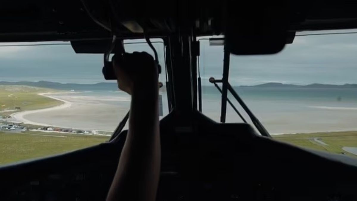 Vista desde el cockpit de un de Havilland Canada DHC-6 Twin Otter en la aproximación final hacia la “pista 11” de Barra (la más corta de las tres), en dirección hacia el mar. Salvo muy raras excepciones, las operaciones se realizarán solo con luz natural (en condiciones visuales es decir, siempre con referencias del terreno). Vista desde el cockpit de un de Havilland Canada DHC-6 Twin Otter en la aproximación final hacia la “pista 11” de Barra (la más corta de las tres), en dirección hacia el mar. Salvo muy raras excepciones, las operaciones se realizarán solo con luz natural (en condiciones visuales es decir, siempre con referencias del terreno).
