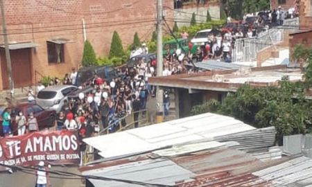 video: pancartas, tiros al aire y una procesion interminable para despedir a el oso un criminal muerto en colombia video: pancartas, tiros al aire y una procesion interminable para despedir a el oso un criminal muerto en colombia