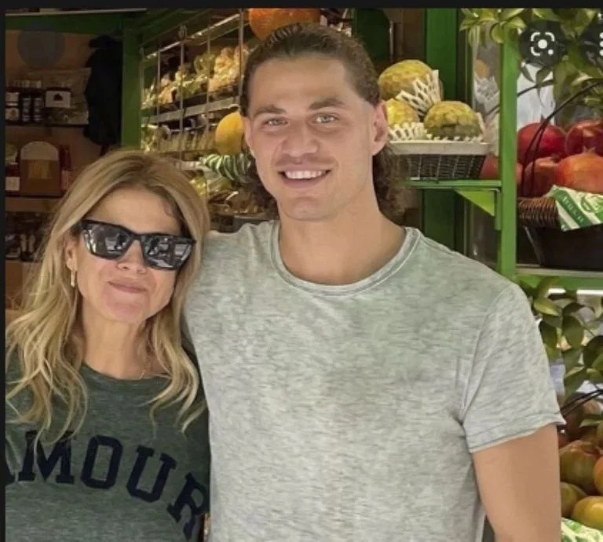 Flavia va a visitarlo en las vacaciones de invierno. Flavia va a visitarlo en las vacaciones de invierno.