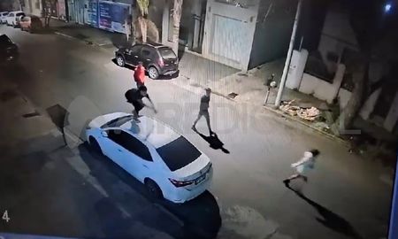 Jóvenes vandalizaron un auto en la madrugada del domingo. Jóvenes vandalizaron un auto en la madrugada del domingo.