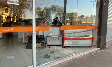 El vidrio de grandes magnitudes quedó destrozado por dos personas que arrojaron un adoquín y se dieron a la fuga. El vidrio de grandes magnitudes quedó destrozado por dos personas que arrojaron un adoquín y se dieron a la fuga.