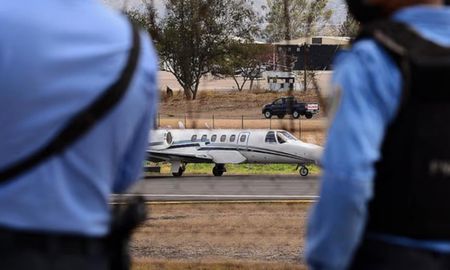 El acusado fue entregado a las autoridades estadounidenses en el Aeropuerto Internacional de Ciudad de México. El acusado fue entregado a las autoridades estadounidenses en el Aeropuerto Internacional de Ciudad de México.