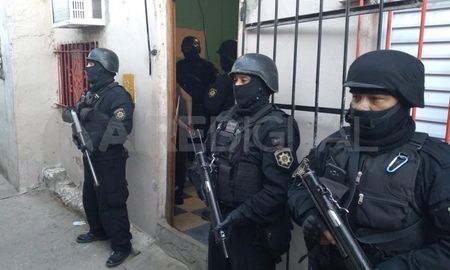 Los uniformados tras irrumpir en la propiedad encontraron un arma de fuego. Los uniformados tras irrumpir en la propiedad encontraron un arma de fuego.