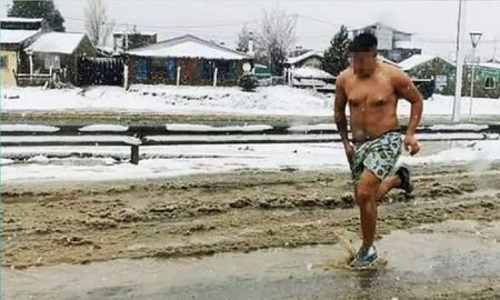 Un hombre apareció en paños menores en pleno Bariloche: ¿Pata de lana o víctima de robo? Un hombre apareció en paños menores en pleno Bariloche: ¿Pata de lana o víctima de robo?