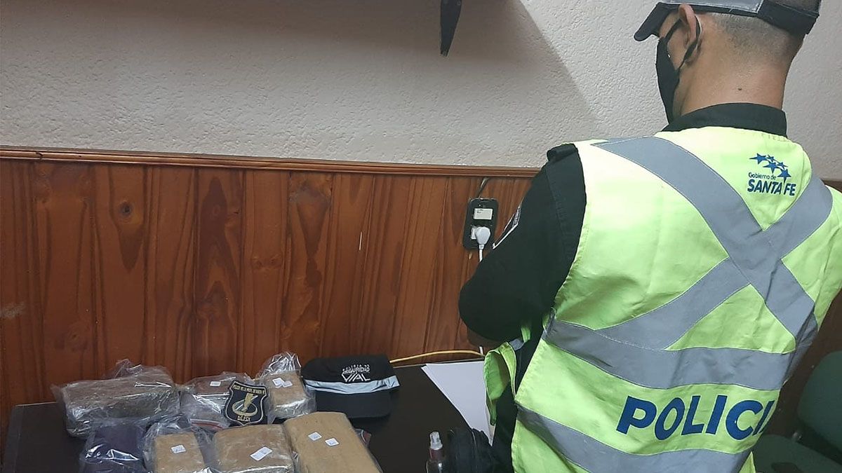 Detuvieron la marcha de un Chevrolet Sedan y debajo de un asiento trasero encontraron los 2