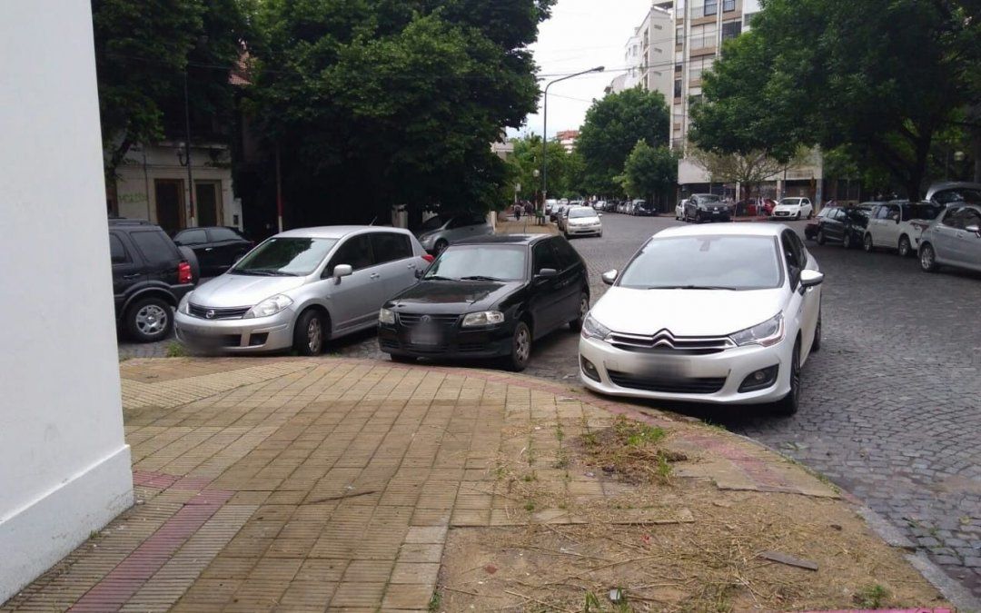 Un vecino estacionó mal y le dejaron un escatológico regalo en el capó del auto