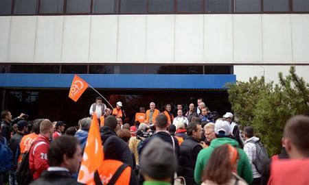 Un caso testigo: la empresa Electrolux anunció que, a partir de mayo, deja de producir heladeras y despide personal. Un caso testigo: la empresa Electrolux anunció que, a partir de mayo, deja de producir heladeras y despide personal.