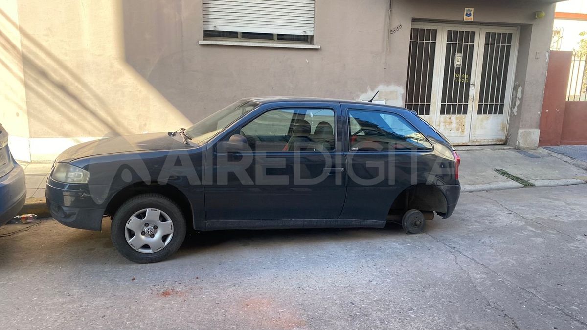 Un video muestra cómo se robaron dos ruedas de un auto a metros de Bulevar Pellegrini&nbsp;