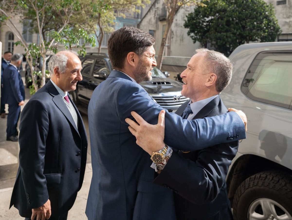 La reunión se llevó a cabo en la Sede de Gobierno en la ciudad de Rosario y acompañaron al gobernador el el ministro de Justicia y Seguridad, Pablo Cococcioni; y el secretario de Relaciones Internacionales, Claudio Díaz, que precisó que la agenda de cooperación con la Embajada de EE UU “es muy interesante". La reunión se llevó a cabo en la Sede de Gobierno en la ciudad de Rosario y acompañaron al gobernador el el ministro de Justicia y Seguridad, Pablo Cococcioni; y el secretario de Relaciones Internacionales, Claudio Díaz, que precisó que la agenda de cooperación con la Embajada de EE UU “es muy interesante".