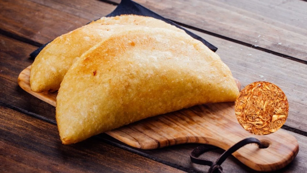 Empanadas de pollo y salsa blanca.