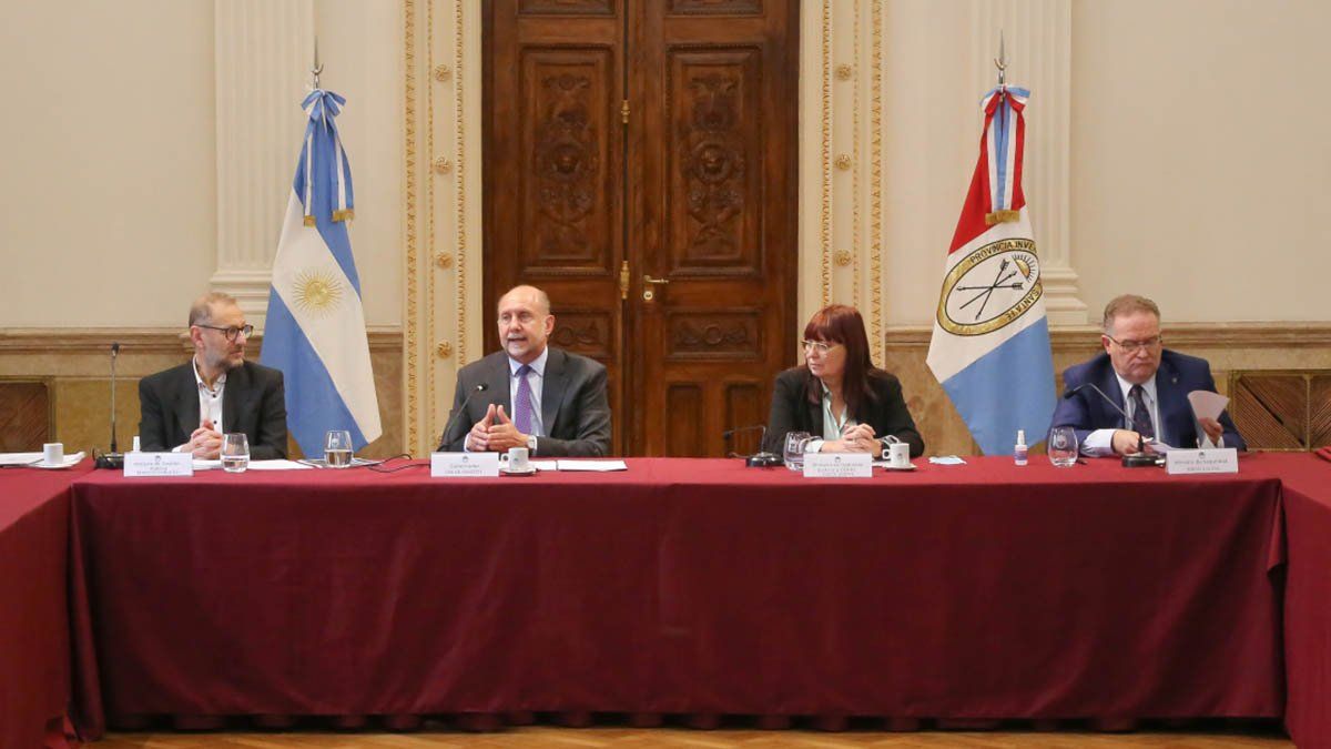 Del cónclave -que tuvo su primer capítulo el pasado 2 de diciembre de 2021- participaron los ministros de Gobierno, Justicia y Derechos Humanos, Celia Arena; de Seguridad, Jorge Lagna, y de Gestión Pública, Marcos Corach, además del secretario de Seguridad, Claudio Brilloni.