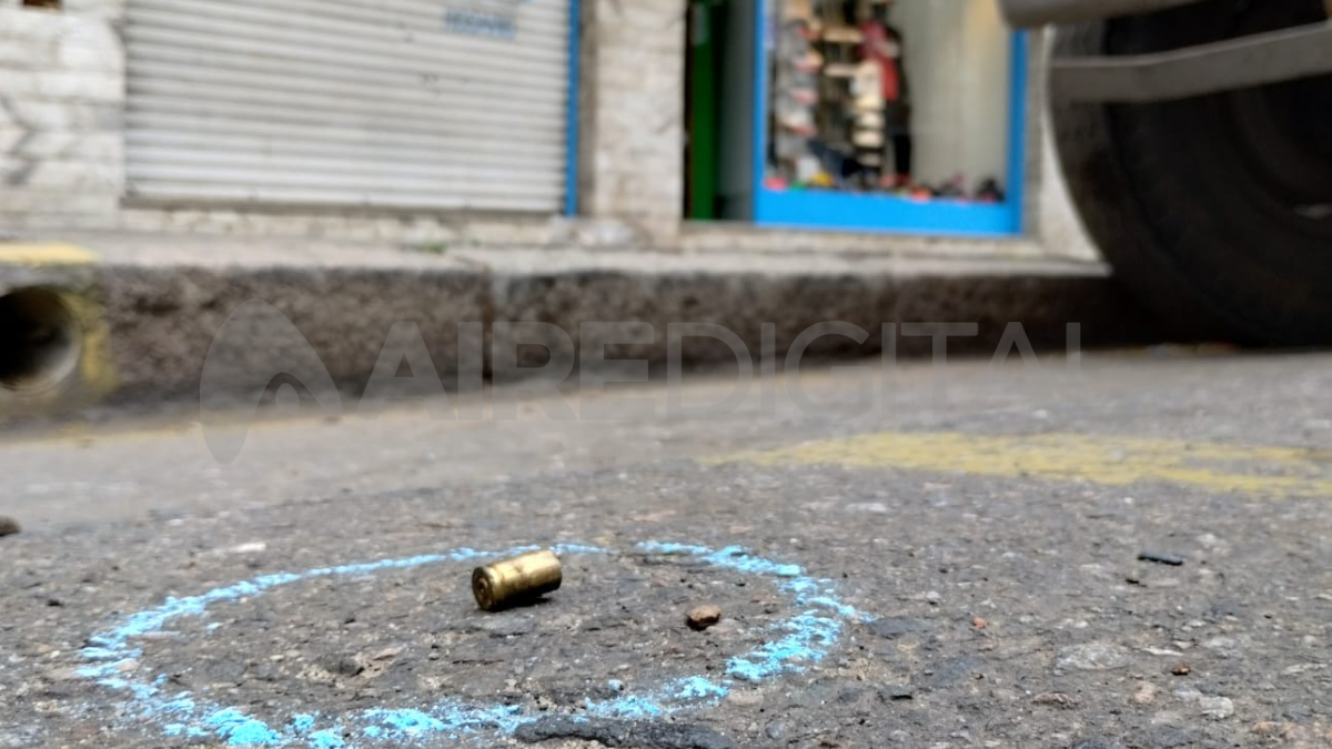 Rosario: balearon un local de ropa deportiva y dejaron una amenaza contra el peruano.