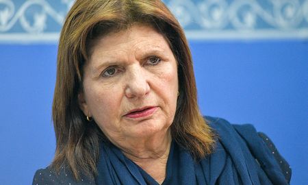 La exfuncionaria ya está lanzada en la carrera presidencial dentro de su partido. La exfuncionaria ya está lanzada en la carrera presidencial dentro de su partido.