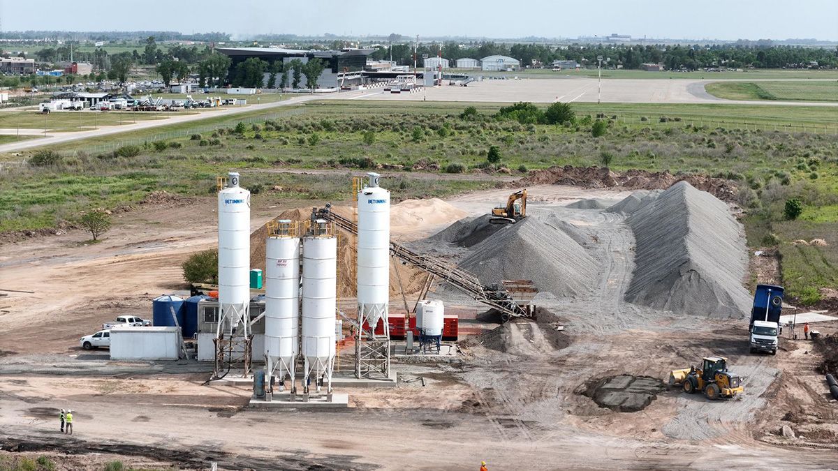Ya se colocaron m&aacute;s de 14.000 toneladas de asfalto modificado, se retiraron 180 balizas y luces de umbral en el Aeropuerto de Rosario.
