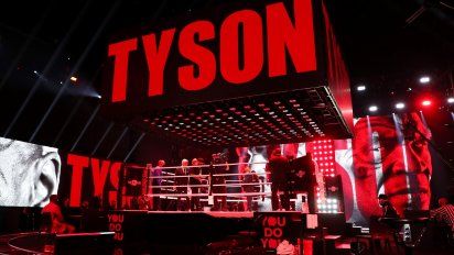 Mike Tyson volvió a pelear en una exhibición y empató ante Roy Jones