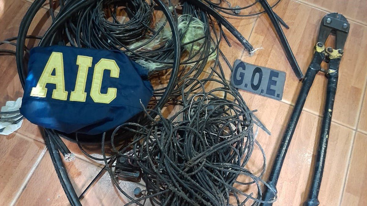 Los cables que encontraron los investigadores en los allanamientos. 