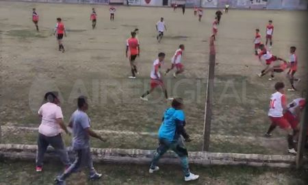 Según un video al que tuvo acceso AIRE, los jugadores adolescentes protagonizaron una gresca descomunal, en el que hubo golpes de puños y patadas. Según un video al que tuvo acceso AIRE, los jugadores adolescentes protagonizaron una gresca descomunal, en el que hubo golpes de puños y patadas.