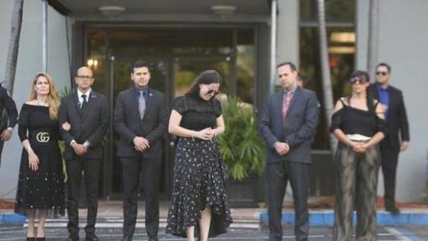 Sarita Sosa rompe en llanto tras el funeral de su padre José José