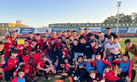 El festejo final de los jugadores de Colón al vencer a Unión por la Liga Santafesina. El festejo final de los jugadores de Colón al vencer a Unión por la Liga Santafesina.