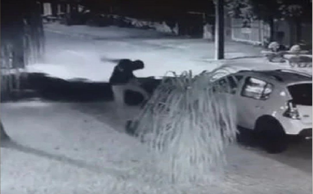 Contrató a cuatro sicarios para que golpeen y torturen a su hijo adolescente