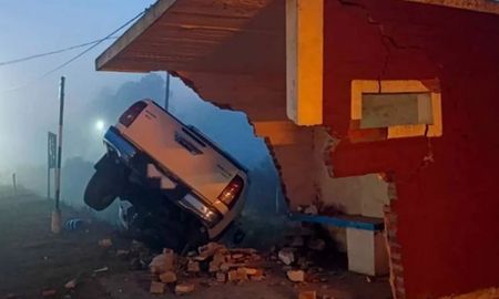 Accidente en Entre Ríos: una camioneta atropelló una garita de colectivos Accidente en Entre Ríos: una camioneta atropelló una garita de colectivos