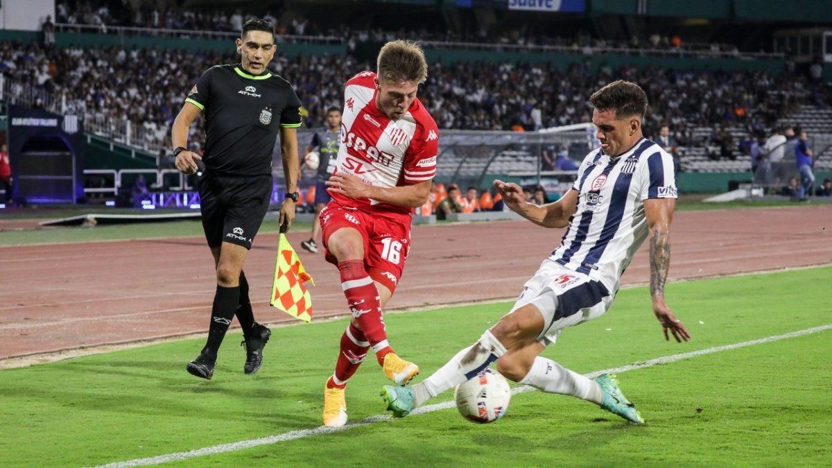 Federico Vera y Enzo Díaz mantuvieron un duelo aparte por los costados.