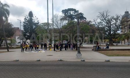 Familiares de las supuestas víctimas e integrantes de los Pañuelos Amarillos se manifestaron frente a los Tribunales de Santa Fe. Familiares de las supuestas víctimas e integrantes de los Pañuelos Amarillos se manifestaron frente a los Tribunales de Santa Fe.