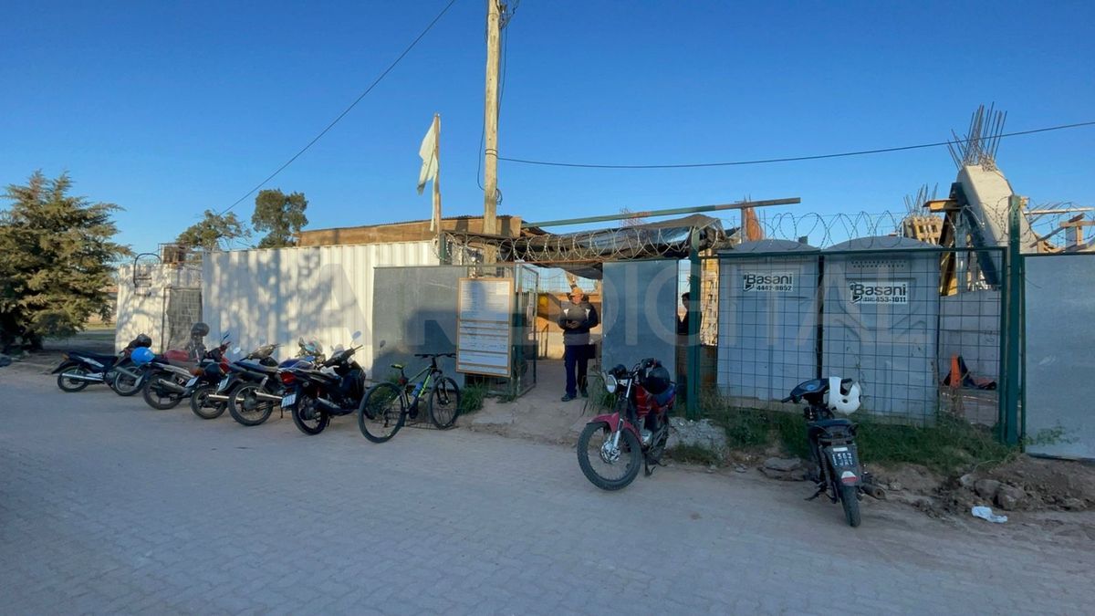 Unos 60 trabajadores ya recibieron telegramas de despidos por paralización de al menos una obra.