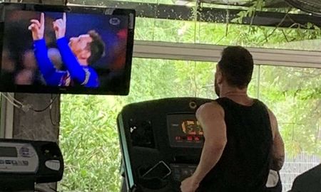 la foto viral de messi entrenando y viendo sus goles la foto viral de messi entrenando y viendo sus goles