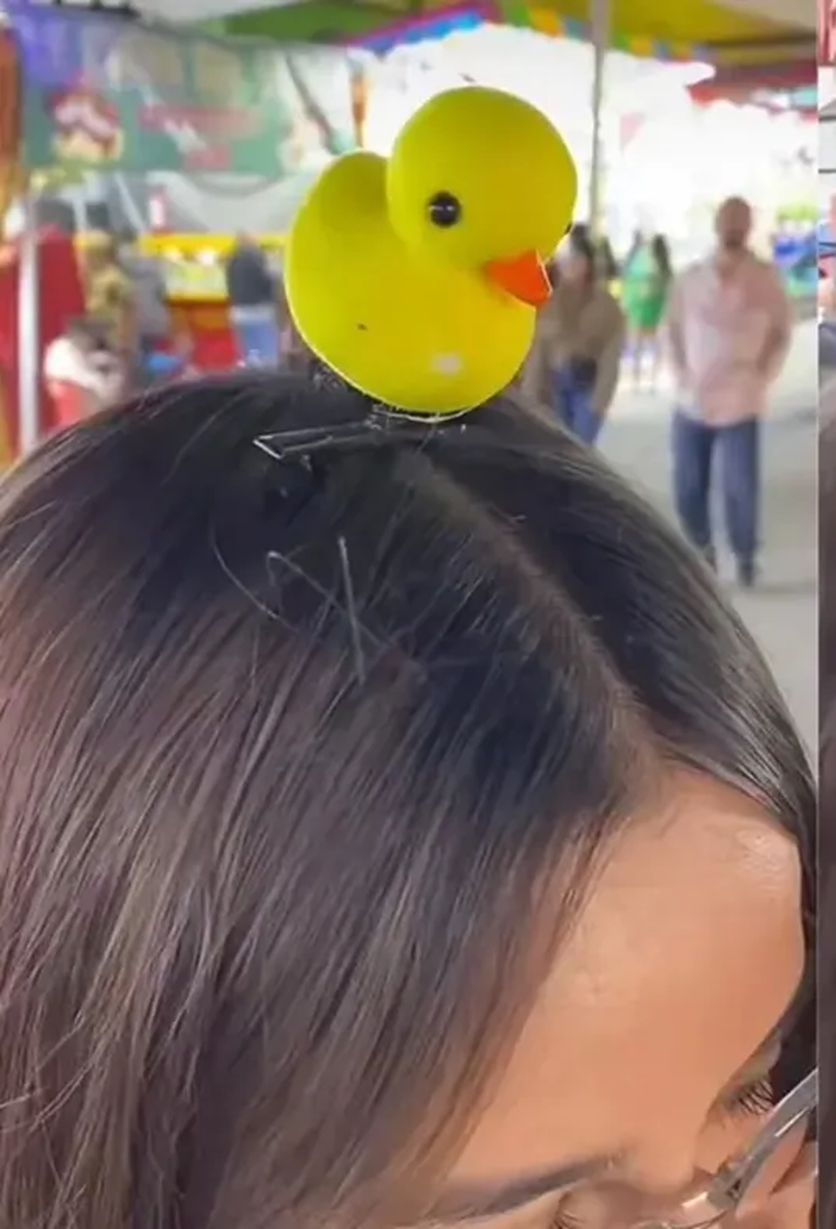 Patitos amarillos en la cabeza. Patitos amarillos en la cabeza.