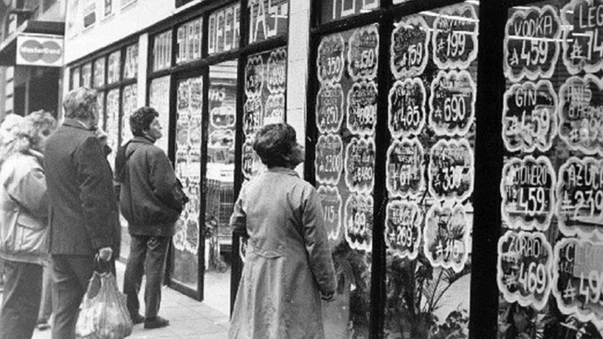 Remarcaciones de precios cotidianas en una vidriera de supermercado. Remarcaciones de precios cotidianas en una vidriera de supermercado.