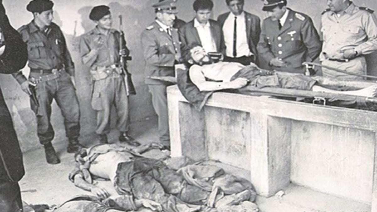 En el piso del lavadero estaban los cuerpos de otros dos guerrilleros capturados con el Che en La Higuera.