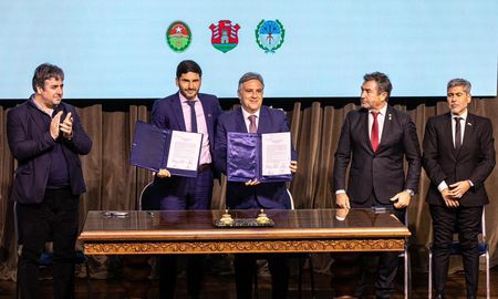 Vamos a salir adelante si a la producción, al campo y a la industria le va bien y pueden crecer, señaló el gobernador Pullaro. Vamos a salir adelante si a la producción, al campo y a la industria le va bien y pueden crecer, señaló el gobernador Pullaro.