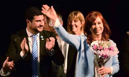 “Representa la autoridad, es una mujer que tiene mirada de presente y futuro y sabe lo que hay que hacer, por eso queremos a Cristina Kirchner presidenta”, dijo Marcos Cleri. “Representa la autoridad, es una mujer que tiene mirada de presente y futuro y sabe lo que hay que hacer, por eso queremos a Cristina Kirchner presidenta”, dijo Marcos Cleri.