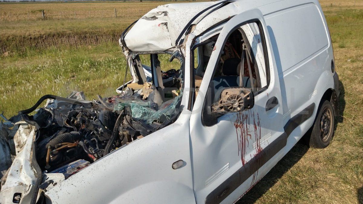 El conductor por fortuna logró salvar su vida y según trascendió se encontraba consciente. 