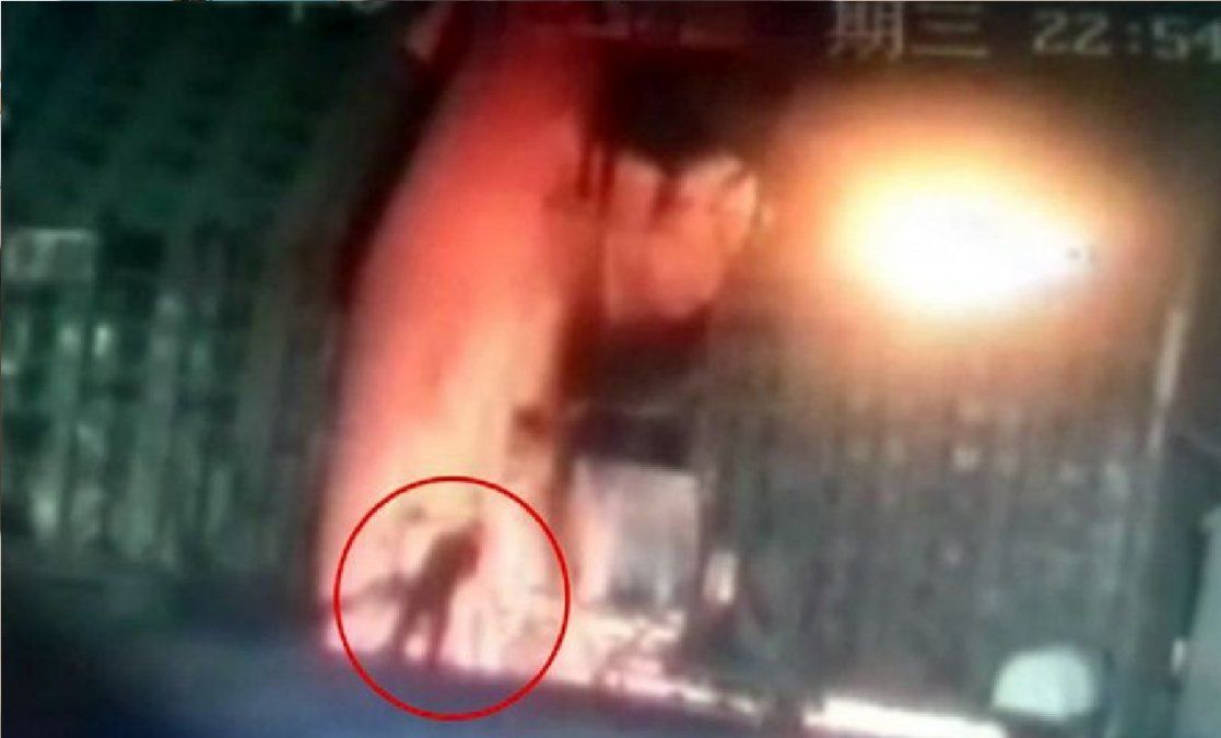 Un obrero chino se tira a un horno con acero fundido por esta singular razón