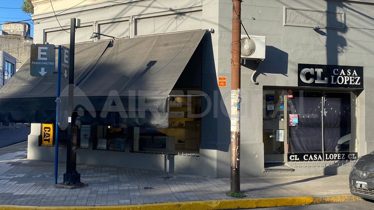 La zapatería está ubicada en la esquina de Salta y 1 de Mayo
