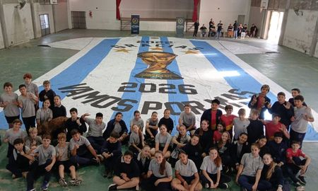 La bandera de Argentina que recorre las escuelas y clubes de Santa Fe y será entregada a los Campeones del Mundo La bandera de Argentina que recorre las escuelas y clubes de Santa Fe y será entregada a los Campeones del Mundo