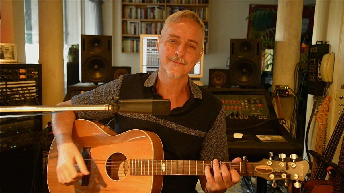 Pedro Aznar, en una de sus transmisiones por streaming desde su hogar durante el aislamiento