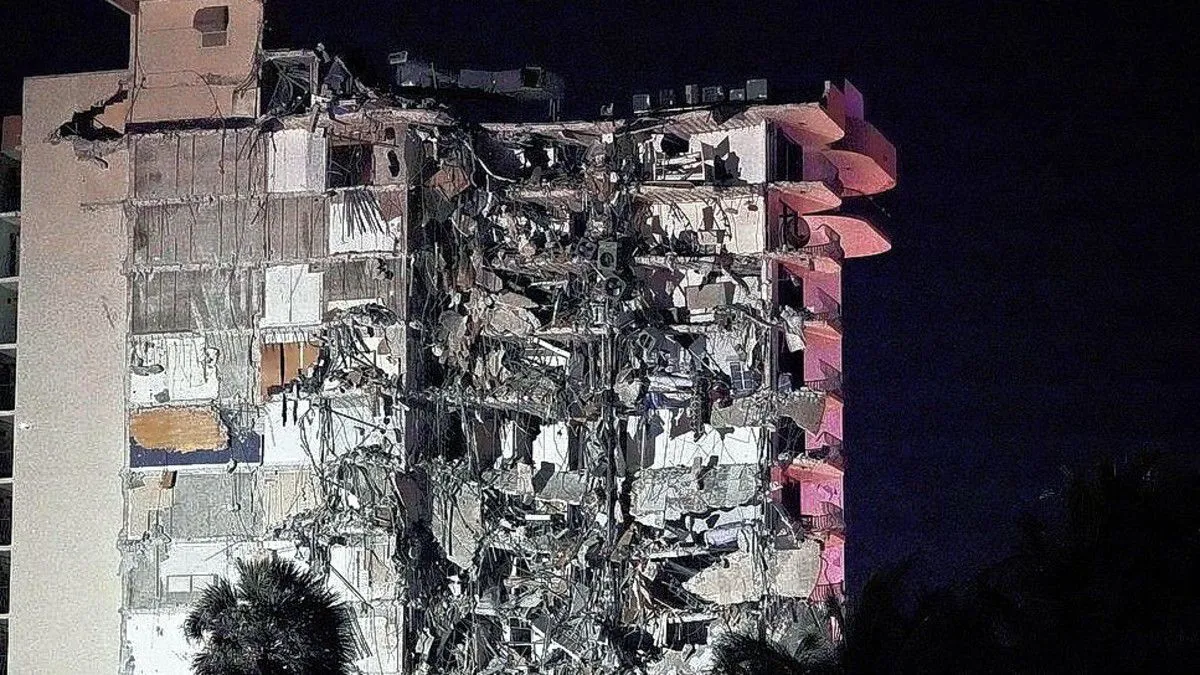 Un informe del año 2018 ya revelaba daños estructurales en el suelo de cemento de la piscina, así como indicios de agrietamiento en el estacionamiento del complejo residencial.