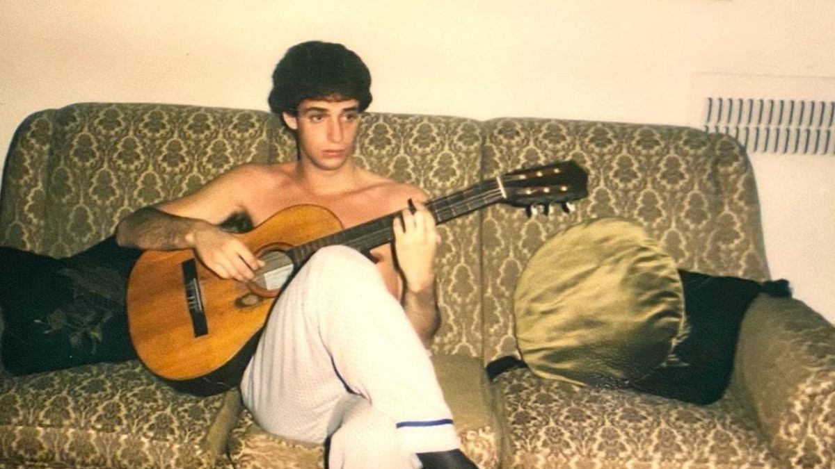 Gustavo Cerati a sus 16 años, en el living de su casa. Gustavo Cerati a sus 16 años, en el living de su casa.