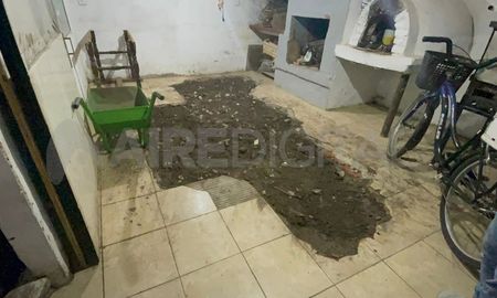 Los investigadores rompieron un piso del quincho y secuestraron restos oseos el pasado sábado. Los investigadores rompieron un piso del quincho y secuestraron restos oseos el pasado sábado.