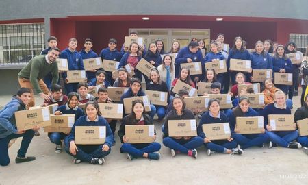 El acceso a la tecnología y a la conectividad es una herramienta educativa decisiva. El acceso a la tecnología y a la conectividad es una herramienta educativa decisiva.