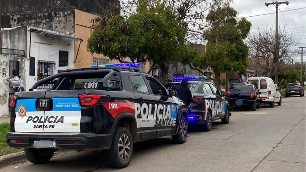 La víctima fatal fue hallada con una herida de bala dentro de un auto Suzuki Fun negro. La víctima fatal fue hallada con una herida de bala dentro de un auto Suzuki Fun negro.