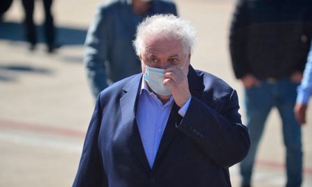 El ministro de Salud, Ginés González García, pidió más cuidados a los argentinos para que este sea el comienzo del fin de la pandemia. El ministro de Salud, Ginés González García, pidió más cuidados a los argentinos para que este sea el comienzo del fin de la pandemia.
