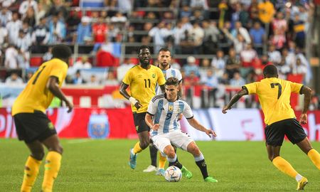 La Selección de Lionel Scaloni se puso en ventaja de la mano de Julián Álvarez, mientras que el capitán estiró la diferencia con dos goles en el segundo tiempo. La Selección de Lionel Scaloni se puso en ventaja de la mano de Julián Álvarez, mientras que el capitán estiró la diferencia con dos goles en el segundo tiempo.