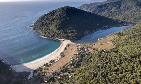 La desembocadura del río Cholhuaco crea una zona de aguas calmas que contrasta con la bravura del Pacífico abierto, facilitando la práctica de deportes náuticos seguros para toda la familia. La desembocadura del río Cholhuaco crea una zona de aguas calmas que contrasta con la bravura del Pacífico abierto, facilitando la práctica de deportes náuticos seguros para toda la familia.