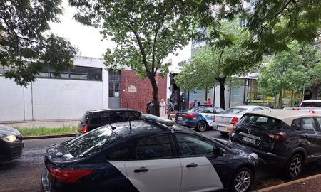 El ingreso al edificio quedó custodiado por Policía Federal. El ingreso al edificio quedó custodiado por Policía Federal.