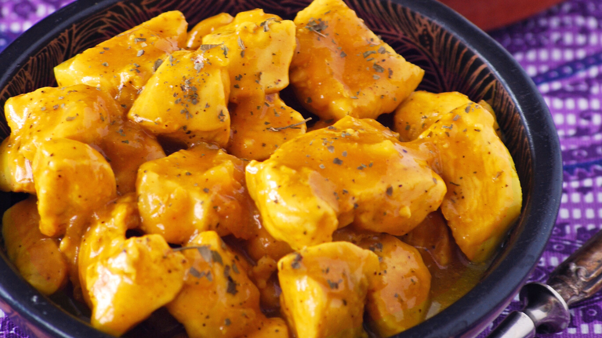 El pollo a la naranja es un plato delicioso y fácil de preparar en casa, con ingredientes sencillos de conseguir. El pollo a la naranja es un plato delicioso y fácil de preparar en casa, con ingredientes sencillos de conseguir.